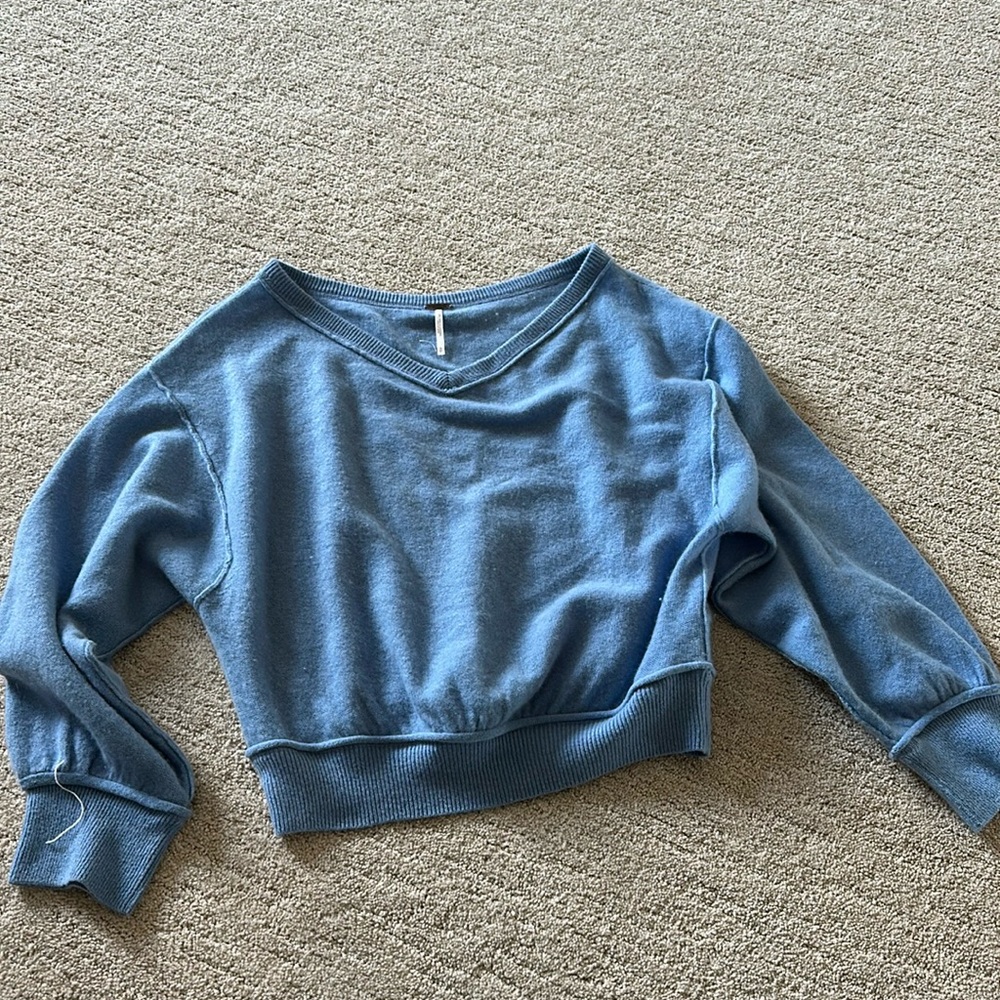 FREE PEOPLE SIZE SMALL BLUE SWEATER